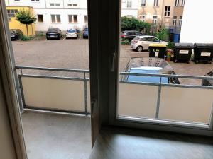 an open window with a view of a parking lot at Sueños Apartment in Magdeburg