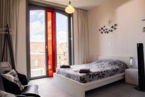 ブルージュにあるVEGAN, PLANT BASED b&b central Brugesのベッドルーム1室(ベッド1台、大きな窓付)