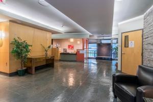 an office lobby with a couch and a table at Condo 2 chambres avec parc aquatique! in Beaupré +18 photos