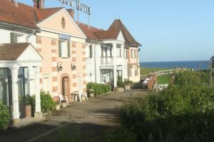 Mesnil-Val-PlageにあるHotel Royal Albionの海を背景とした一軒家