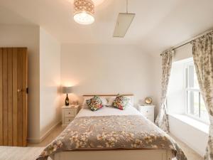 Ένα ή περισσότερα κρεβάτια σε δωμάτιο στο Story Cottage