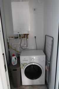 - un lave-linge et un sèche-linge dans une petite pièce dans l'établissement Home Space One, à Mamaia Nord – Năvodari