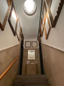 un escalier avec une lumière circulaire au plafond dans l'établissement Apartment Factory, à Hambourg