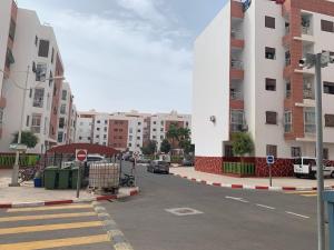 eine Straße in einer Stadt mit hohen Gebäuden in der Unterkunft دار الضيافة Dar Diafa Essalam in Agadir