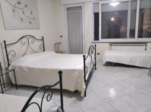- une chambre avec 2 lits et une fenêtre dans l'établissement My Angels B&B, à Pompéi