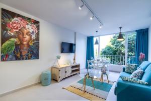 Televízia a/alebo spoločenská miestnosť v ubytovaní MARBELLA BANUS SUITES - Ceibo Centro Plaza Banús Suite Apartment