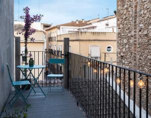 a patio with a table and chairs on a balcony at PassiveRooms in Vilanova i la Geltrú