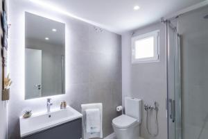 Kúpeľňa v ubytovaní MARBELLA BANUS SUITES - Ceibo Centro Plaza Banús Suite Apartment