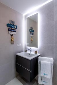 Kúpeľňa v ubytovaní MARBELLA BANUS SUITES - Ceibo Centro Plaza Banús Suite Apartment