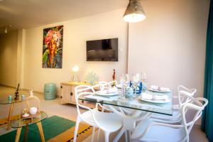 Televízia a/alebo spoločenská miestnosť v ubytovaní MARBELLA BANUS SUITES - Ceibo Centro Plaza Banús Suite Apartment