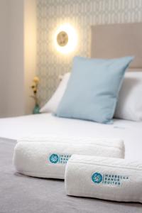 Posteľ alebo postele v izbe v ubytovaní MARBELLA BANUS SUITES - Ceibo Centro Plaza Banús Suite Apartment