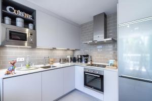 Kuchyňa alebo kuchynka v ubytovaní MARBELLA BANUS SUITES - Ceibo Centro Plaza Banús Suite Apartment