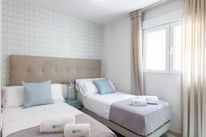 Posteľ alebo postele v izbe v ubytovaní MARBELLA BANUS SUITES - Ceibo Centro Plaza Banús Suite Apartment