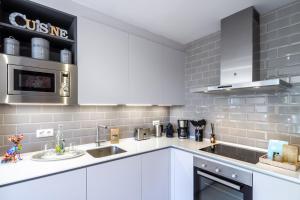 Kuchyňa alebo kuchynka v ubytovaní MARBELLA BANUS SUITES - Ceibo Centro Plaza Banús Suite Apartment