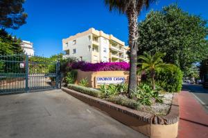Vonkajšia záhrada v ubytovaní MARBELLA BANUS SUITES - Ceibo Centro Plaza Banús Suite Apartment