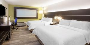 Een bed of bedden in een kamer bij Holiday Inn Express & Suites - Little Rock Downtown, an IHG Hotel