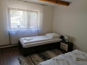 イボニチ・ズドルイにあるNocleg u Marysiのベッドルーム1室(ツインベッド2台、窓付)