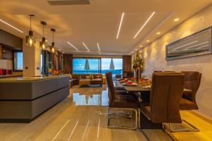 Posedenie v ubytovaní Villa Marassi with Heated Pool, Hot Tub and Sauna