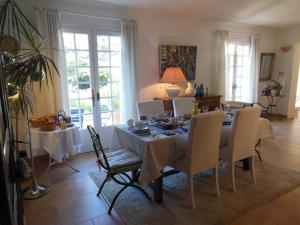 a dining room with a table and chairs at Chambres d'Hôtes Saint Vérédème in Pujaut