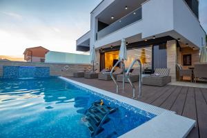 Bazén v ubytovaní Villa Marassi with Heated Pool, Hot Tub and Sauna alebo v jeho blízkosti