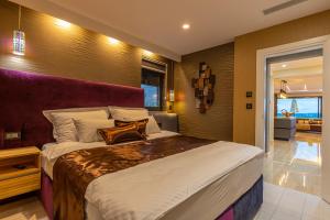 Posteľ alebo postele v izbe v ubytovaní Villa Marassi with Heated Pool, Hot Tub and Sauna