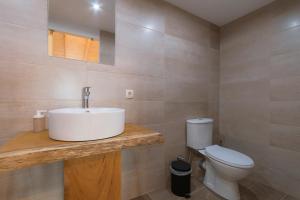 bagno con lavandino e servizi igienici di Luca Mare a Gouviá