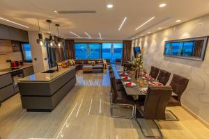 Posedenie v ubytovaní Villa Marassi with Heated Pool, Hot Tub and Sauna