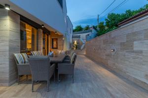 Balkón alebo terasa v ubytovaní Villa Marassi with Heated Pool, Hot Tub and Sauna