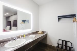 Ett badrum på Palace Inn and Suites Baytown