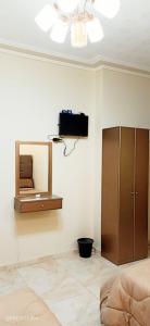 ein Schlafzimmer mit einem Spiegel, einer Kommode und einem Schrank in der Unterkunft My place agata Hostel in Kairo + 31 Fotos