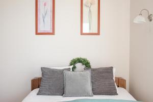 Postel nebo postele na pokoji v ubytování Lakeside Family Apartment