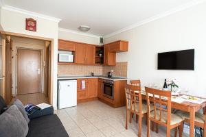 Kuchyň nebo kuchyňský kout v ubytování Lakeside Family Apartment + 32 fotografií