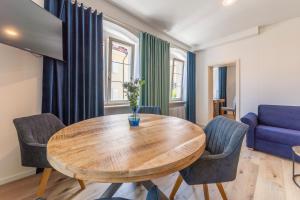 シュトックアッハにあるApartment 9の木製のテーブルと椅子のあるリビングルーム +4枚の写真
