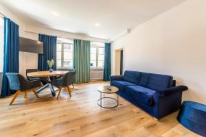 シュトックアッハにあるApartment 9の青いソファとテーブルのあるリビングルーム