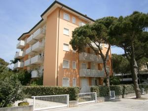 ein Mehrfamilienhaus mit Bäumen davor in der Unterkunft Residence Armor - Agenzia Cocal in Caorle