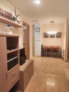 ein Wohnzimmer mit einem TV und einem Esszimmer in der Unterkunft Apartamento El Falcar in Villanúa + 9 Fotos
