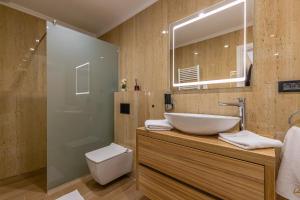 Kúpeľňa v ubytovaní Villa Marassi with Heated Pool, Hot Tub and Sauna