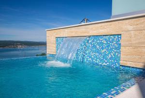 Bazén v ubytovaní Villa Marassi with Heated Pool, Hot Tub and Sauna alebo v jeho blízkosti