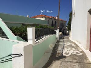 アンドロスにあるSofi's Suites Androsの建物と自転車が描かれた歩道のある通り