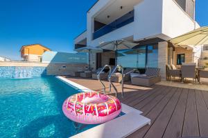 Bazén v ubytovaní Villa Marassi with Heated Pool, Hot Tub and Sauna alebo v jeho blízkosti