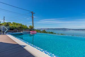 una piscina con vistas al agua en Villa Marassi with Heated Pool, Hot Tub and Sauna en Crikvenica