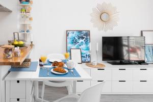 TV a/nebo společenská místnost v ubytování Cozy apartment next to the beach and Nerja center