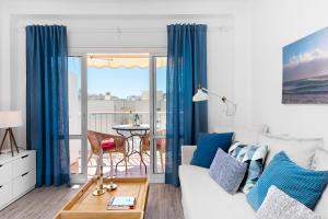 Posezení v ubytování Cozy apartment next to the beach and Nerja center