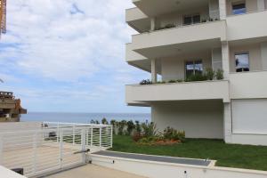 un edificio con vista al mar en Calabona's promenade apartment, en Alghero