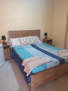 1 dormitorio con 1 cama grande y 2 mesitas de noche en Casa Leyla, en Vilaflor