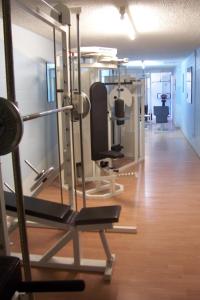 een kamer met een fitnessruimte met een loopband bij Parkhotel Altes Kaffeehaus in Wolfenbüttel