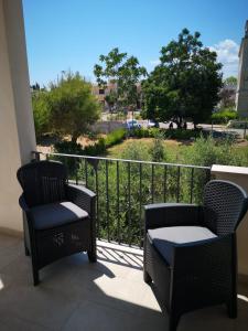 Duas cadeiras e uma mesa numa varanda em LA BELLA DIMORA em Otranto
