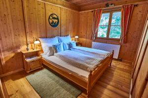 En eller flere senge i et værelse på Ewinger Lodge