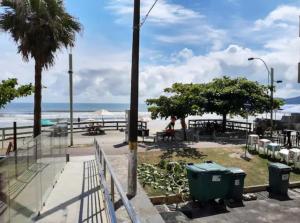 einen Park neben dem Strand mit Mülltonnen in der Unterkunft Apartamento amplo em meia praia - poucos metros do mar in Itapema