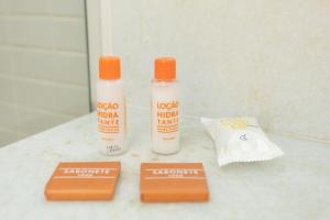 two bottles of sunscreen sitting on top of a counter at Golden Tulip Macaé in Macaé